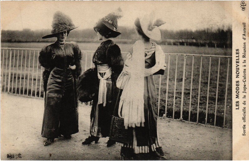 Carte postale ancienne Les modes nouvelles - Sortie officielle de la Jupe-Culotte à la Réunion d'Auteuil à Paris 16e