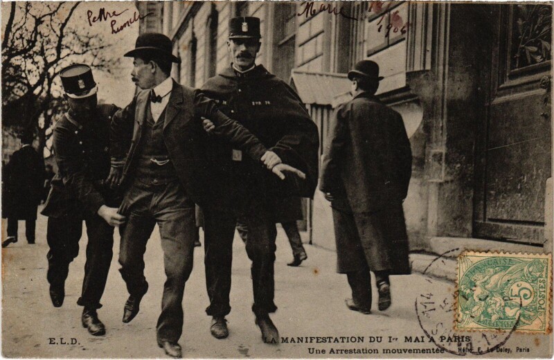 Carte postale ancienne Manifestation du 1er Mai Paris Arrestation