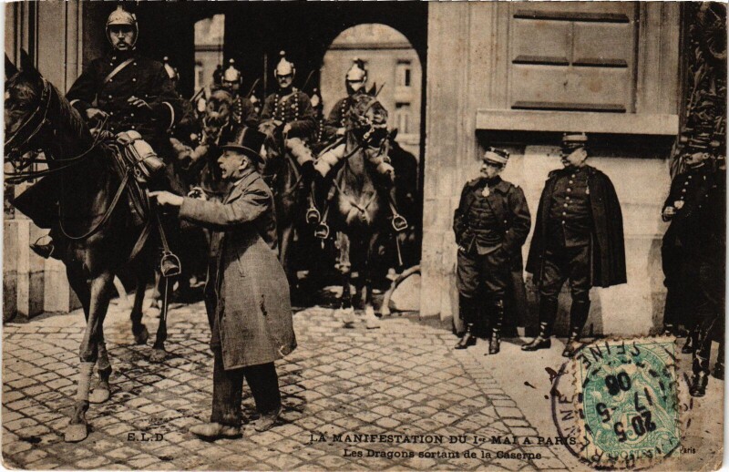 Carte postale ancienne Manifestation du 1er Mai Paris les Dragons