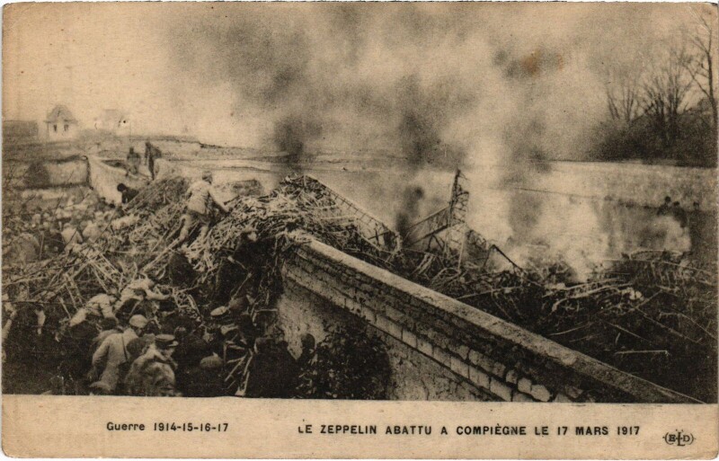Carte postale ancienne Zeppelin abattu a Compiegne Paris