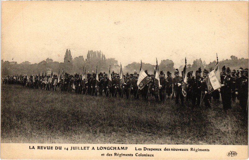 Carte postale ancienne La Revue du 14 juillet a Longchamp - Les Drapeaux des nouveaux Régiments et des Régiments Coloniaux à Paris 16e