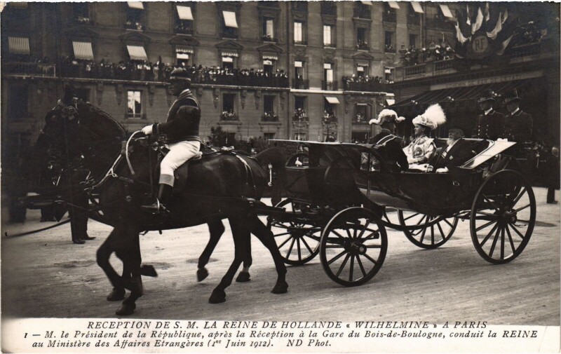 Carte postale ancienne Réception de Sa Majesté la Reine de Hollande Wilhelmine à Paris - Monsieur le Président de la République, après la Réception  à la Gare du Bois-de-Boulogne, conduit la Reine au Ministère des Affaires Etrangères à Paris 16e