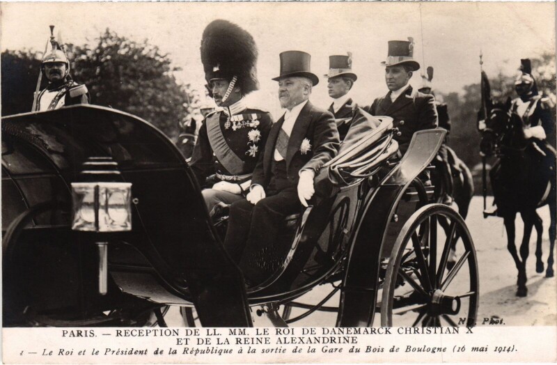 Carte postale ancienne Réception de Leurs Majestés le Roi de Danemarck Christian X et de la Reine Alexandrine - Le Roi et le Président de la République à la sortie de la Gare du Bois de Boulogne (16 mai 1914) à Paris 16e