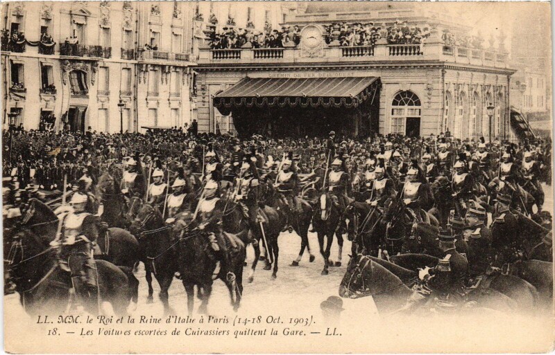 Carte postale ancienne Leurs Majestés le Roi et la Reine d'Italie à Paris - Les Voitures escortées de Cuirassiers quittent la Gare à Paris 16e