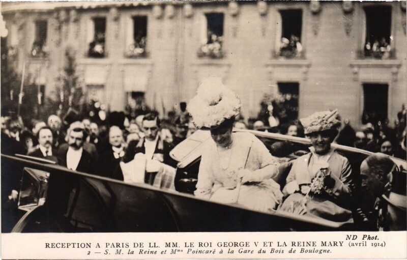 Carte postale ancienne Réception à Paris de Leurs Majestés le Roi George V et la Reine Mary (avril 1914) - Sa Majesté la Reine et Madame Poincaré à la Gare du Bois de Boulogne à Paris 16e