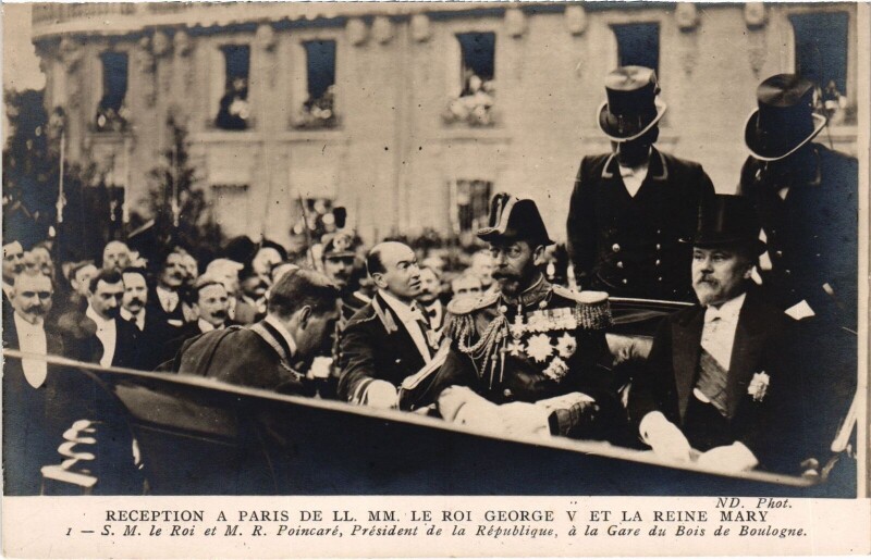 Carte postale ancienne Réception à Paris de Leurs Majestés le Roi George V et la Reine Mary (avril 1914) - Sa Majesté le Roi et Monsieur Raymond Poincaré, Président de la République, à la Gare du Bois de Boulogne à Paris 16e