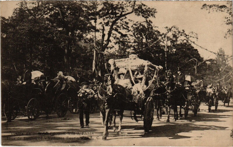 Carte postale ancienne Visite de Sa Majesté Alphonse XIII à Paris - Bois de Boulogne - Voitures fleuries à Paris 16e