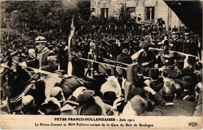 Carte postale ancienne Fêtes franco-hollandaises - Juin 1912 - Le Prince Consort et Mme Fallières sortant de la Gare du Bois de Boulogne à Paris 16e