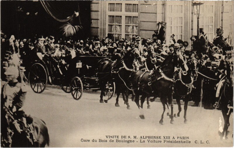 Carte postale ancienne Visite de Sa Majesté Alphonse XIII à Paris - Gare du Bois de Boulogne - La Voiture Présidentielle à Paris 16e