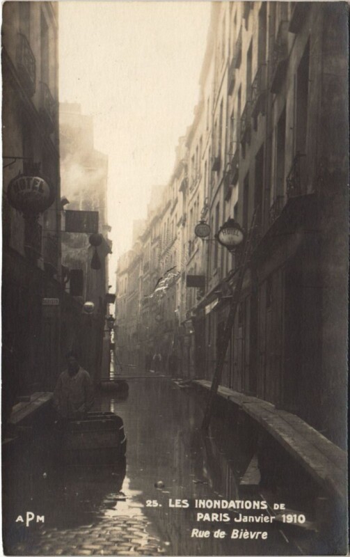 Carte postale ancienne Inondations 1910 Paris Rue de Bievre