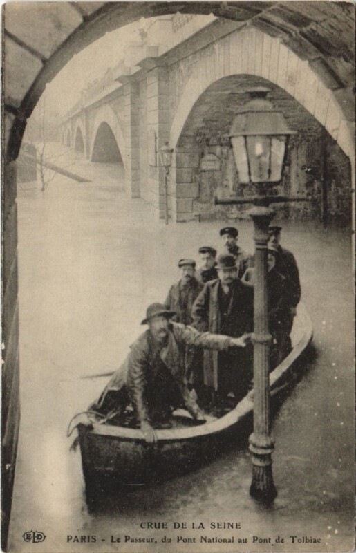 Carte postale ancienne Crue de la Seine - Le Passeur, du Pont National au Pont de Tolbiac à Paris 13e