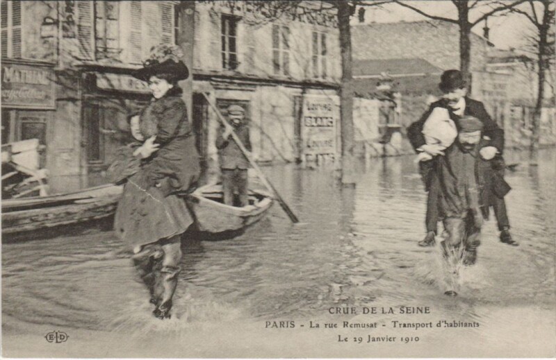 Carte postale ancienne Crue de la Seine - La rue Remusat - Transport d'habitants à Paris 16e