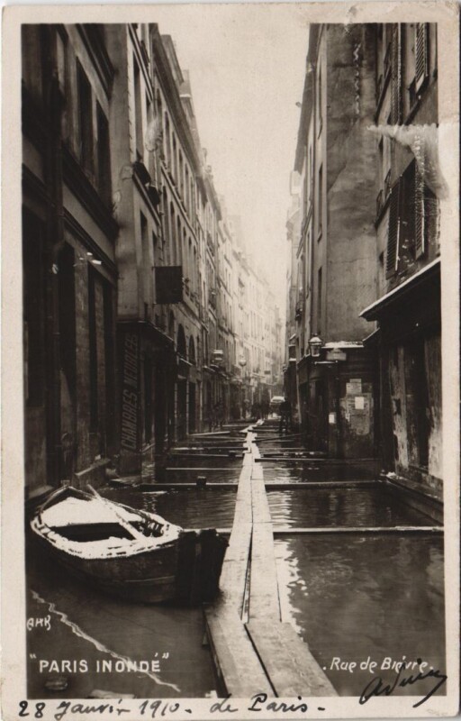 Carte postale ancienne Inondations 1910 Paris Rue de Bievre