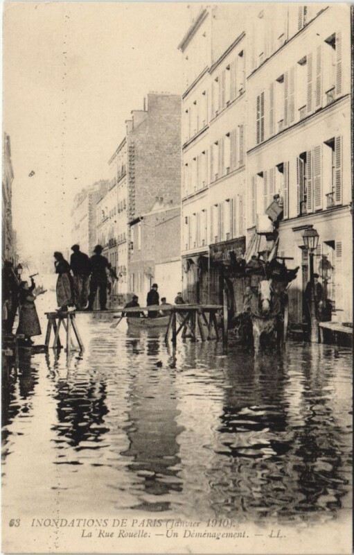 Carte postale ancienne Inondations de Paris (Janvier 1910) - La Rue Rouelle - Un Déménagement à Paris 15e