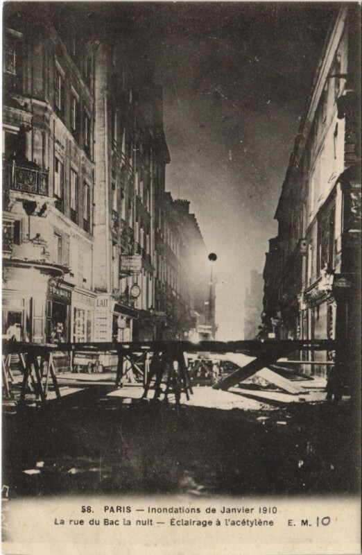 Carte postale ancienne Inondations 1910 Paris Rue du bac la nuit eclairage