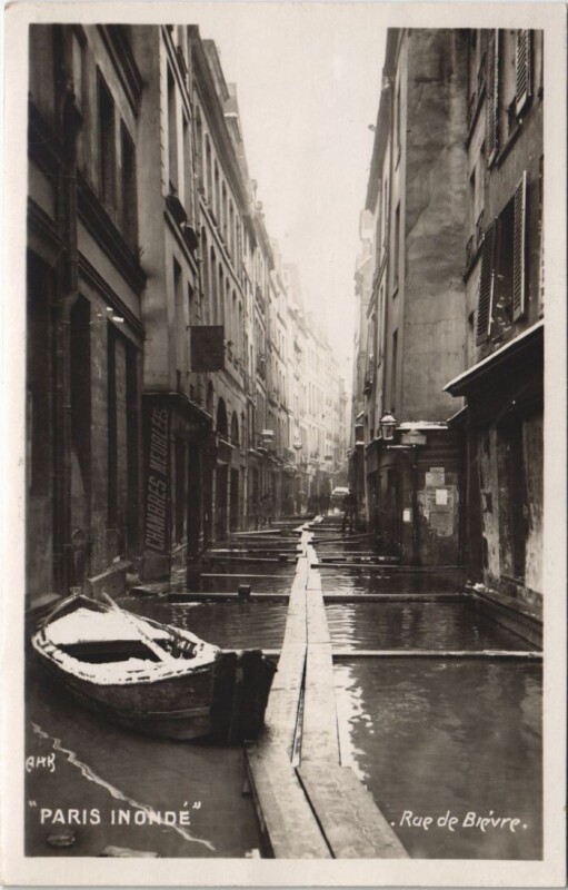 Carte postale ancienne Inondations 1910 Paris Rue de Bievre