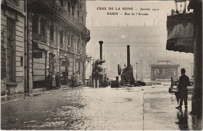 Carte postale ancienne Inondations 1910 Paris Rue de l'Arcade pompiers, firefighters