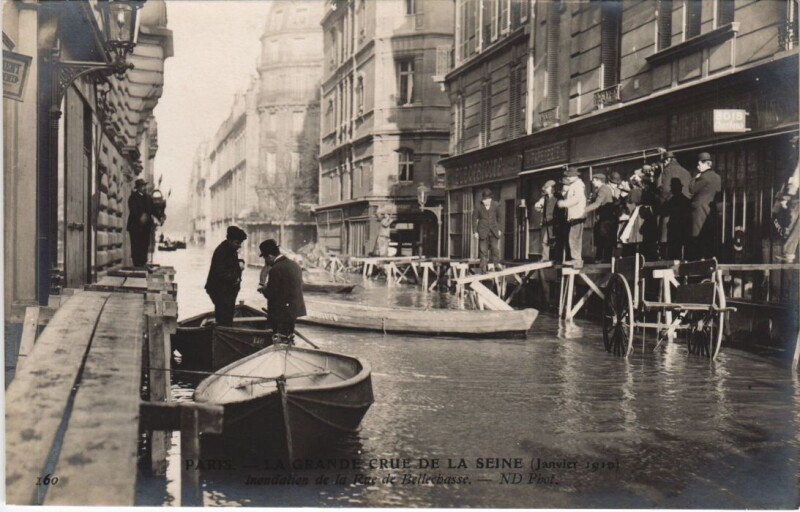 Carte postale ancienne Inondations 1910 Paris Rue de Bellechasse