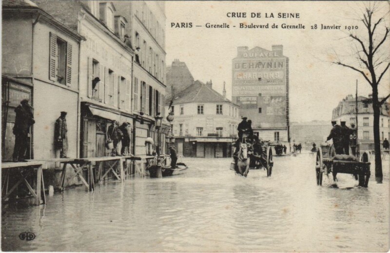 Carte postale ancienne Crue de la Seine - Grenelle - Boulevard de Grenelle 28 Janvier 1910 à Paris 15e