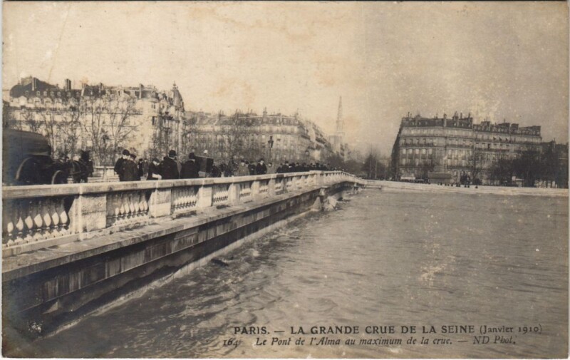 Carte postale ancienne Inondations 1910 Paris Pont de l'Alma