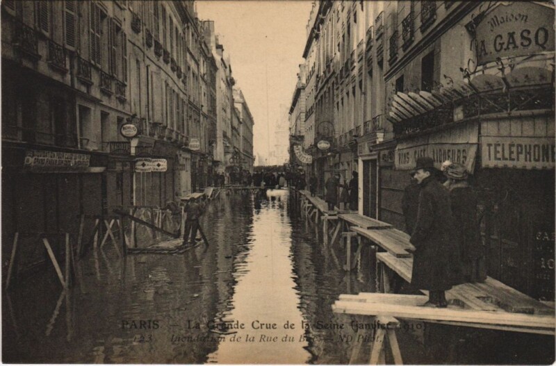 Carte postale ancienne Inondations 1910 Paris Rue du Bac Passerelle