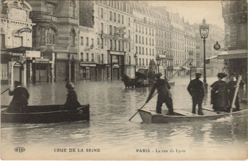 Carte postale ancienne Crue de la Seine - La rue de Lyon à Paris 12e