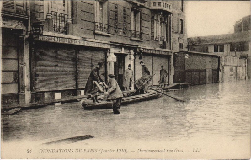 Carte postale ancienne Inondations de Paris (Janvier 1910). - Déménagement rue Gros à Paris 16e
