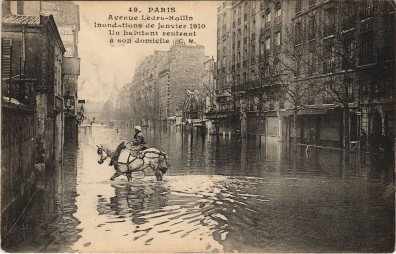 Carte postale ancienne Avenue Ledru-Rollin - Inondations de janvier 1910 - Un habitant rentrant à son domicile à Paris 12e