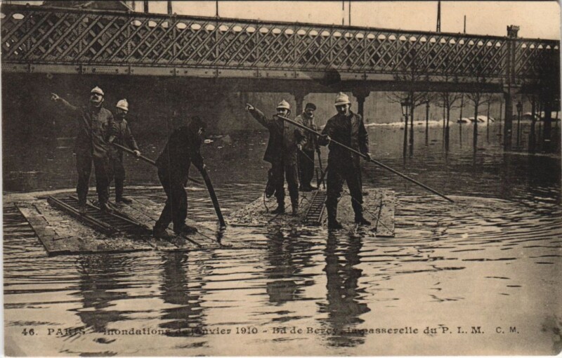 Carte postale ancienne Inondations de janvier 1910 - Boulevard de Bercy, la passerelle du P. L. M. à Paris 12e