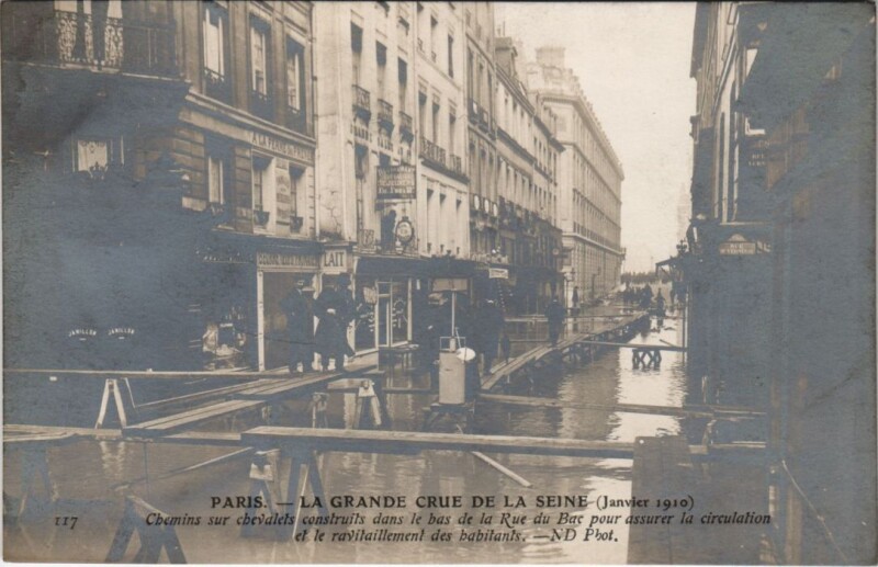 Carte postale ancienne Inondations 1910 Paris Rue du bac