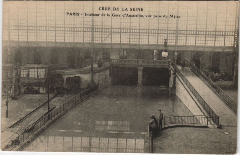 Carte postale ancienne Crue de la Seine - Intérieur de la Gare d'Austerlitz, vue prise du Métro à Paris 13e