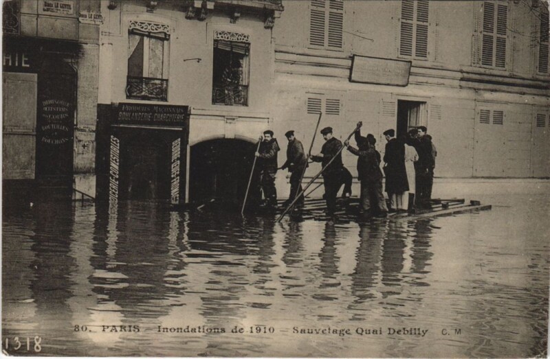 Carte postale ancienne Inondations de 1910 - Sauvetage Quai Debilly à Paris 16e