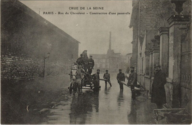 Carte postale ancienne Crue de la Seine - Rue du Chevaleret - Construction d'une passerelle à Paris 13e