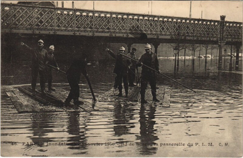 Carte postale ancienne Inondations de janvier 1910 - Boulevard de Bercy, la passerelle du P. L. M. à Paris 12e