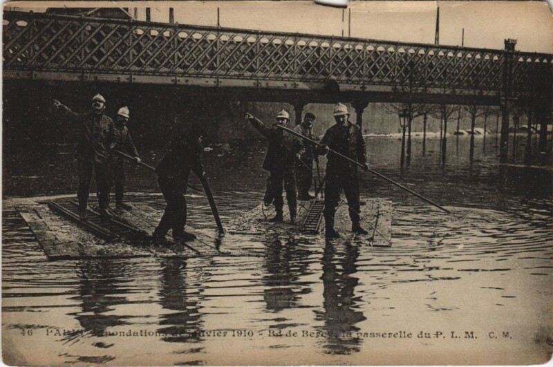 Carte postale ancienne Inondations de janvier 1910 - Boulevard de Bercy, la passerelle du P. L. M. à Paris 12e