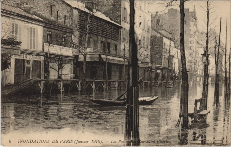 Carte postale ancienne Inondations de Paris (Janvier 1910) - Les Passerelles Rue Saint-Charles à Paris 15e