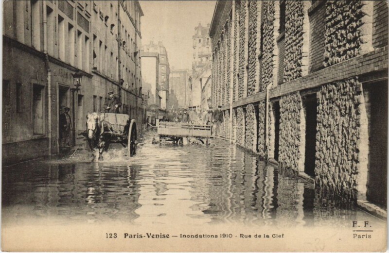 Carte postale ancienne Inondations 1910 Paris Rue de la Clef