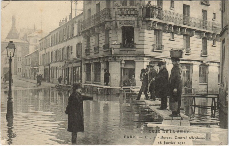 Carte postale ancienne Crue de la Seine - Bureau Central téléphonique à Clichy