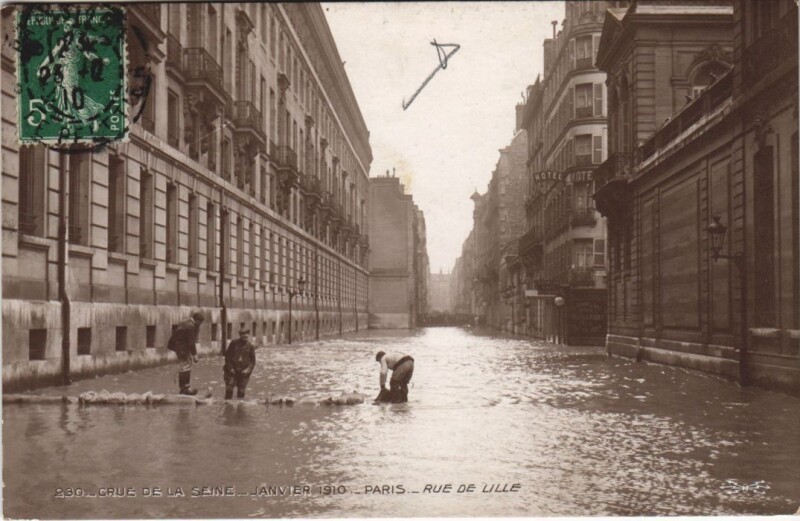 Carte postale ancienne Inondations 1910 Paris Rue de Lille