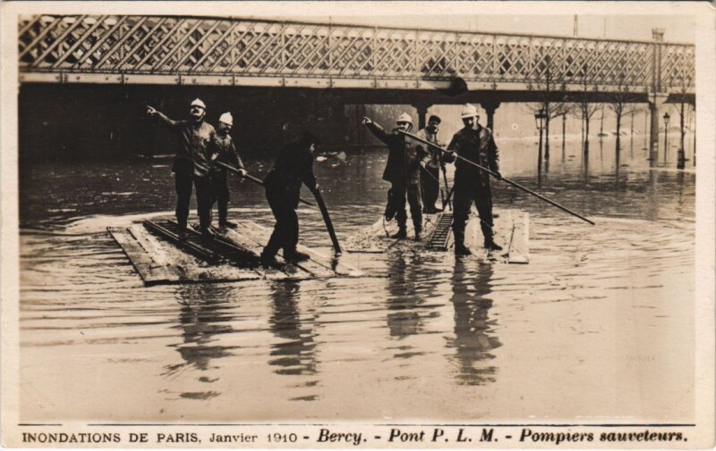 Carte postale ancienne Inondations de Paris, Janvier 1910 - Bercy - Pont Paris Lyon Marseille - Pompiers sauveteurs à Paris 12e