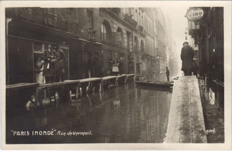 Carte postale ancienne Inondations 1910 Paris Rue de Verneuil
