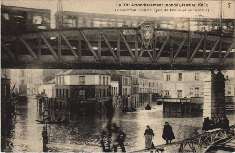 Carte postale ancienne Le XVe Arrondissement inondé (Janvier 1910) - Le Carrefour Lourmel (près du Boulevard de Grenelle) à Paris 15e
