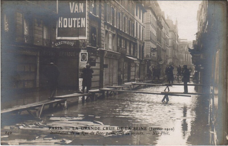 Carte postale ancienne Inondations 1910 Paris Rue du Bac Passerelle de secours
