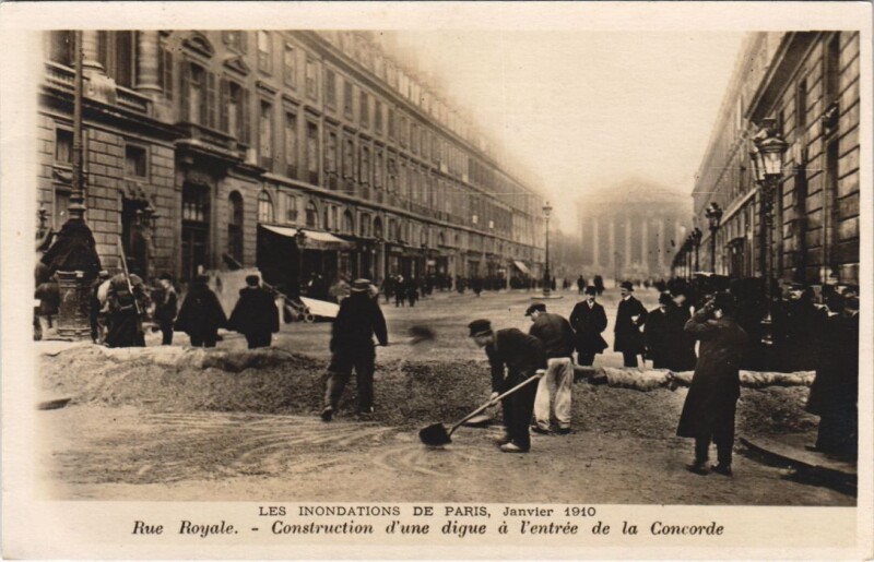 Carte postale ancienne Inondations Paris Place de la Concorde Construction d'une digue