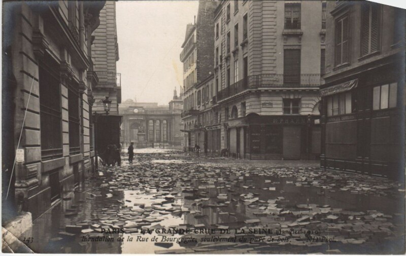 Carte postale ancienne Inondations 1910 Paris Rue de Bourgogne