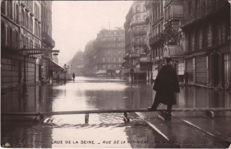 Carte postale ancienne Inondations 1910 Paris Rue de la Pepiniere