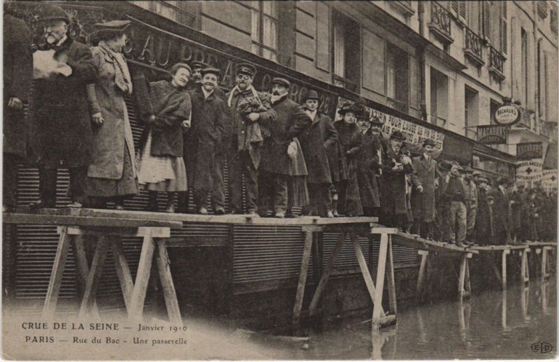 Carte postale ancienne Inondations 1910 Paris Rue du bac une passerelle