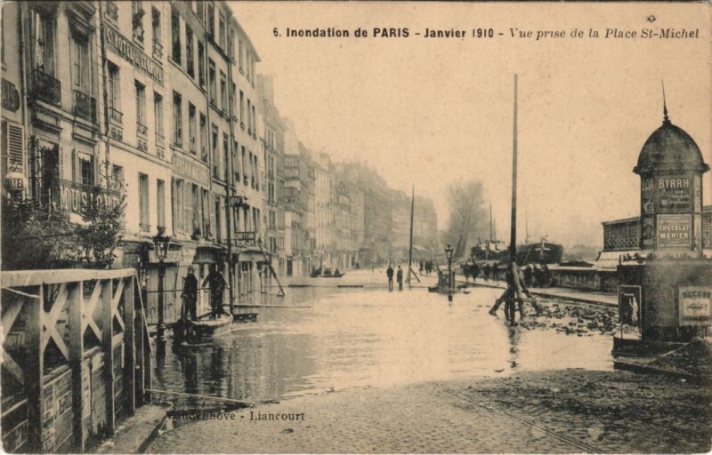 Carte postale ancienne Inondations 1910 Paris Place Saint-Michel