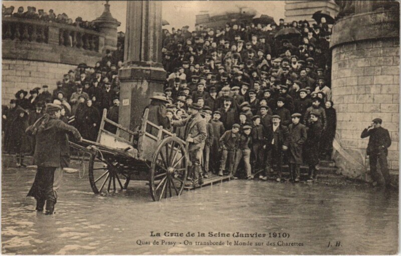 Carte postale ancienne La Crue de la Seine -  Quai de Passy - On transborde le Monde sur des Charettes à Paris 16e