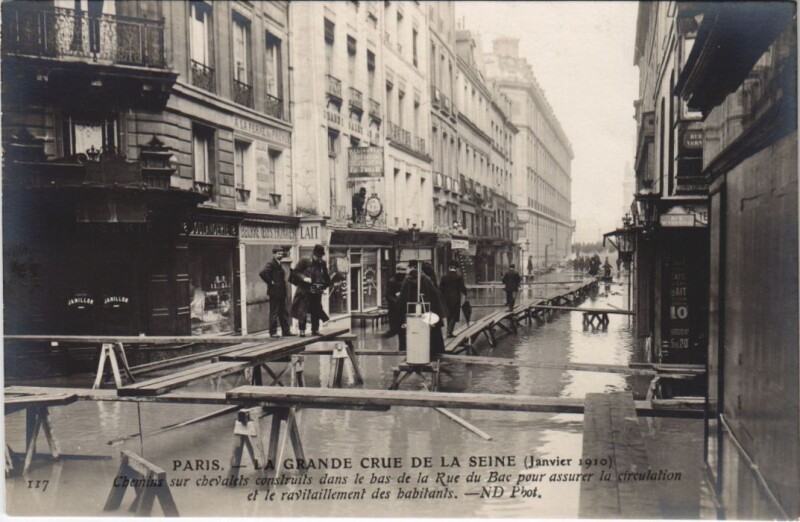 Carte postale ancienne Inondations 1910 Paris Rue du bac